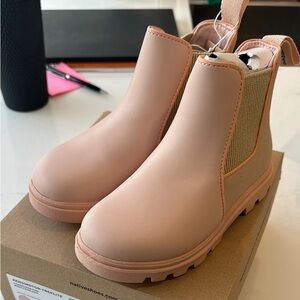 BNWT Kids Native Kensington Boots - size 13